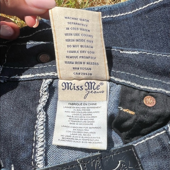 Miss Me Curvy Mid-Rise Boot Jeans - Picture 6 of 7